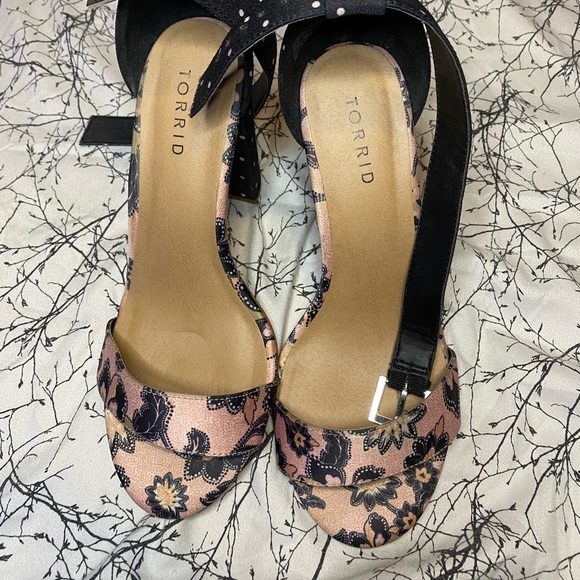 Wide width heels size 8 - Picture 1 of 2